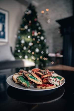 christmas-cookies-in-decorated-living-room_925x