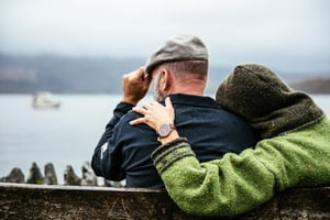 couple-sits-in-british-rain_925x